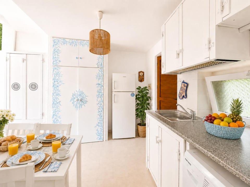 Kitchen or kitchenette, Dining area, stove
