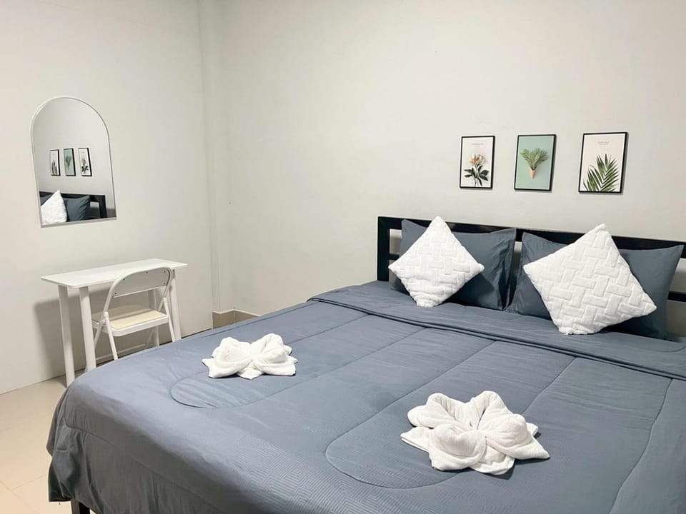 Bed, Photo of the whole room, Bedroom, towels