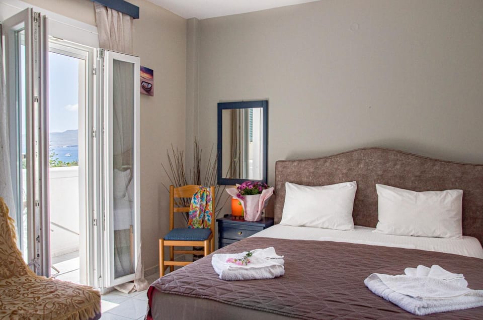 Property building, Bed, Bedroom, Sea view