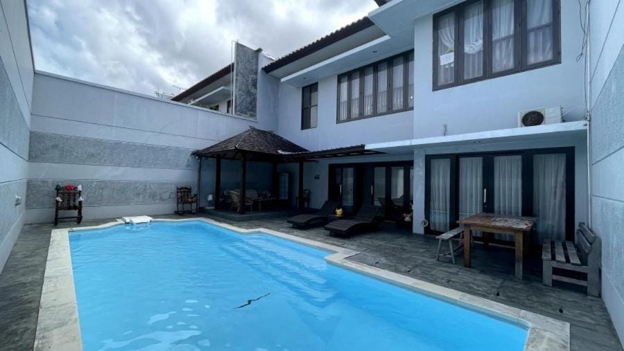 Day, Swimming pool