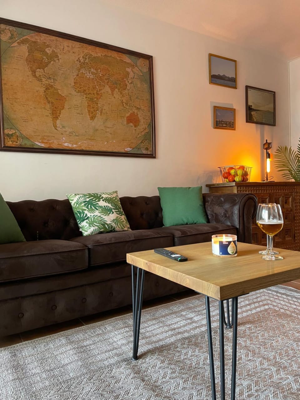 Living room, Seating area, Drinks