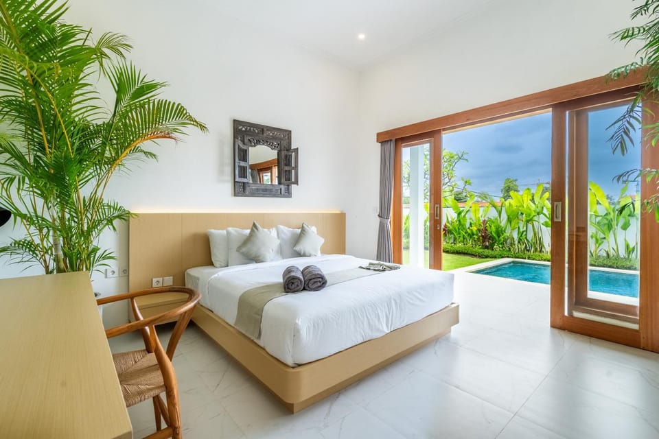 Bed, View (from property/room), Photo of the whole room, Seating area, Bedroom, Pool view, Swimming pool, Family, towels
