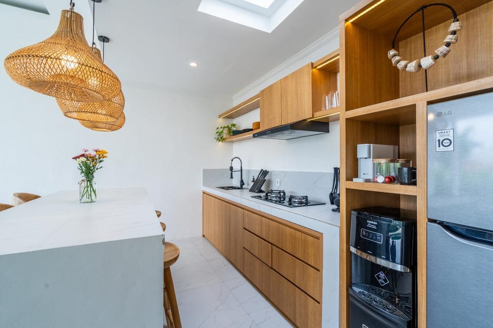 Coffee/tea facilities, Kitchen or kitchenette, Seating area, Dining area, stove, kitchen