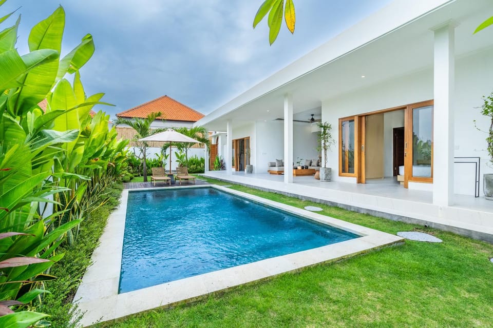 Property building, Balcony/Terrace, Swimming pool, sunbed