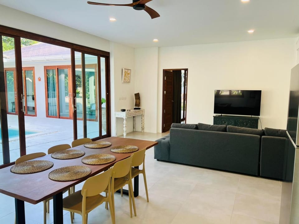 Communal lounge/ TV room, TV and multimedia, Living room, Seating area, Dining area