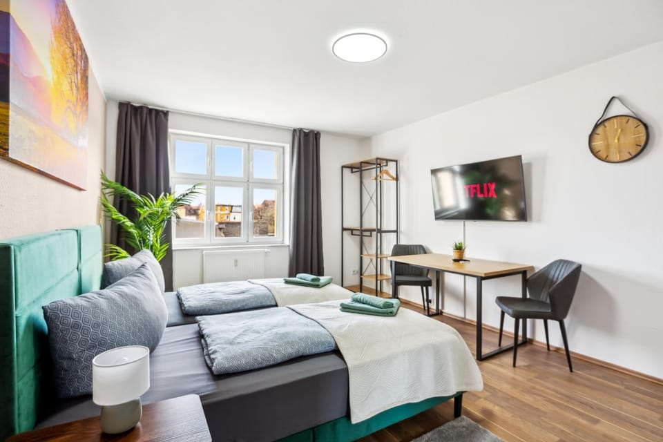 Bed, TV and multimedia, Photo of the whole room, Seating area, Bedroom