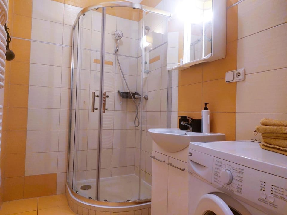 Shower, Bathroom, Bath, towels, washing machine, dryer