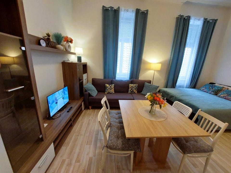 Bed, TV and multimedia, Living room, Seating area, Evening entertainment, Bedroom