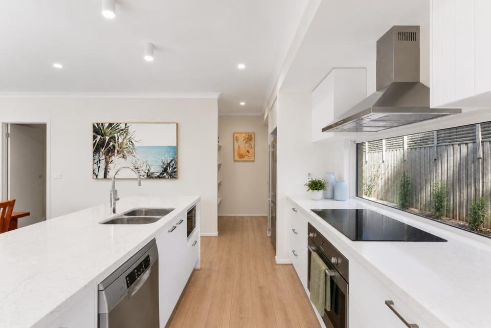 Kitchen or kitchenette, Photo of the whole room, dishwasher, oven, stove