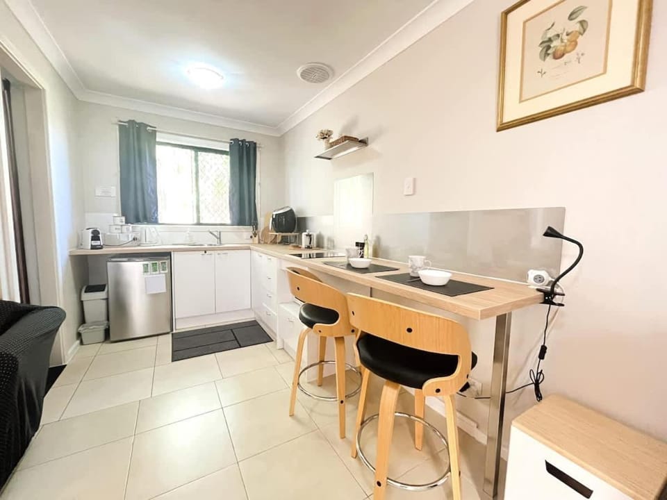Kitchen or kitchenette, Dining area, stove