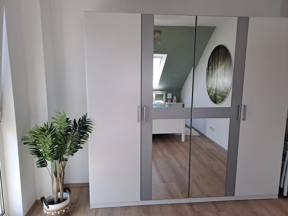 Photo of the whole room, Bedroom, wardrobe