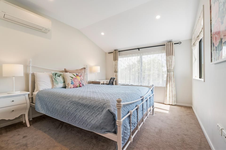 Bed, Photo of the whole room, Bedroom, air conditioner