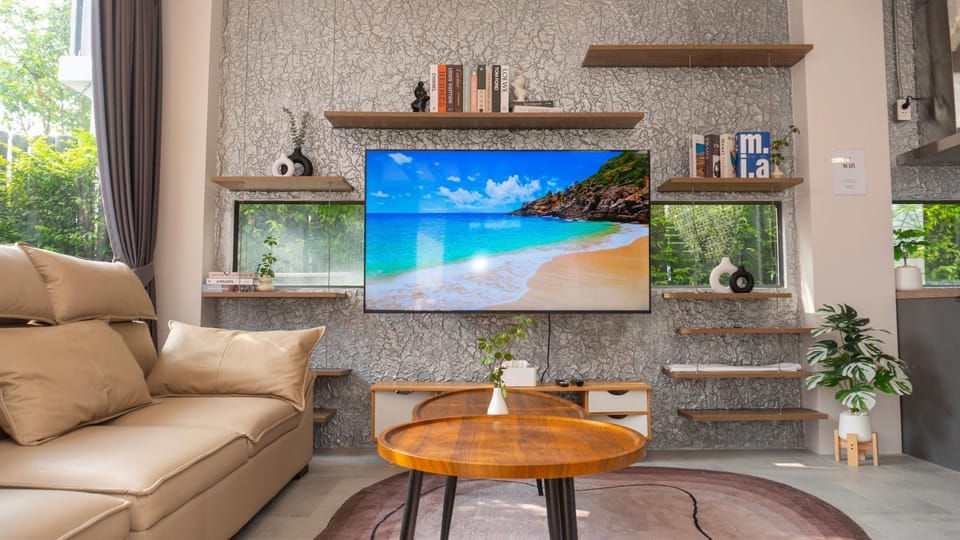 TV and multimedia, Living room, Seating area, Evening entertainment