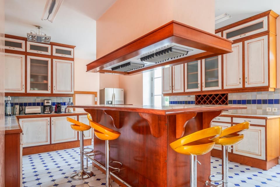 Kitchen or kitchenette, Dining area, oven, stove