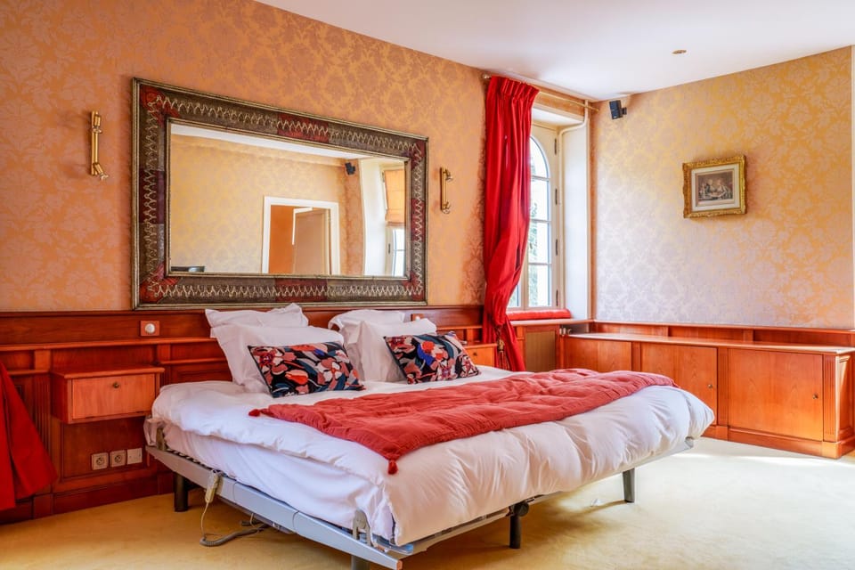 Bed, Photo of the whole room, Bedroom