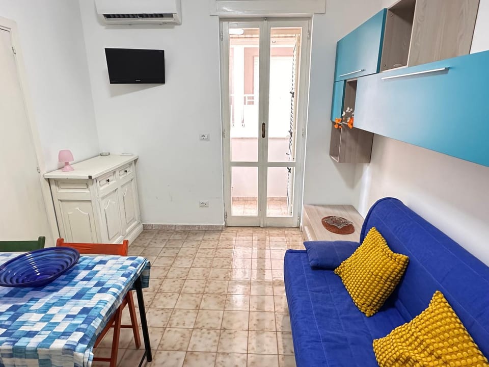 TV and multimedia, Living room, Dining area, air conditioner