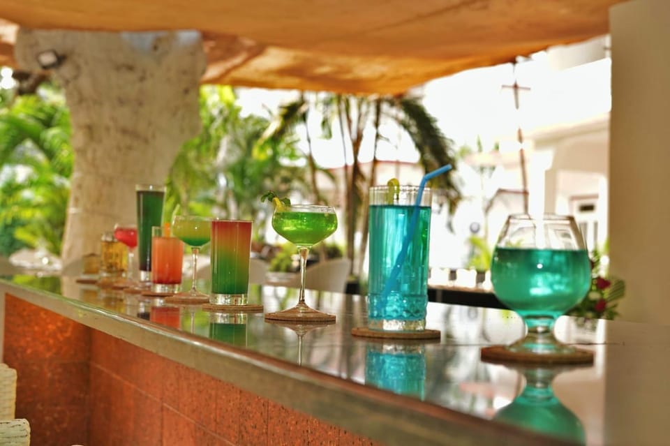 Restaurant/places to eat, Lounge or bar
