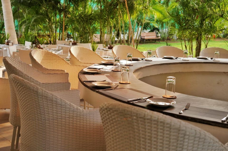 Restaurant/places to eat, Lounge or bar