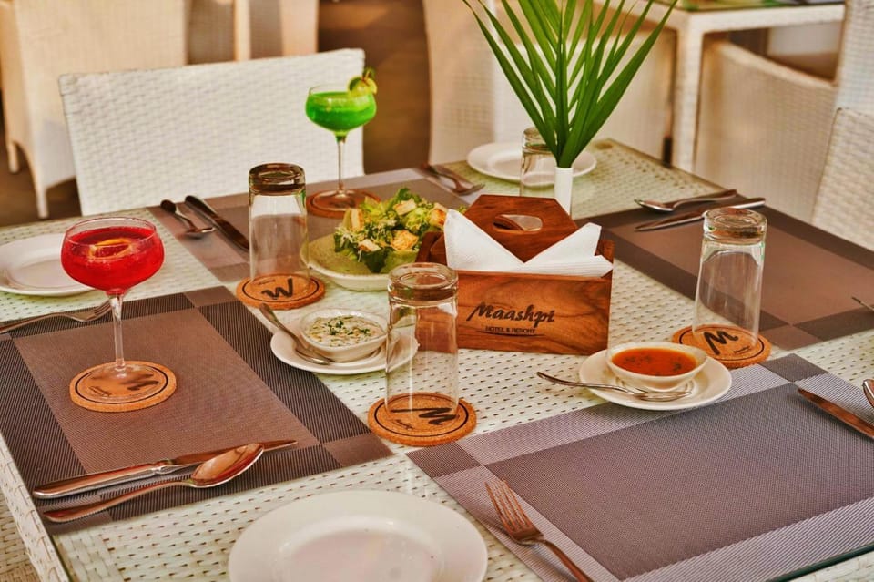 Restaurant/places to eat, Lounge or bar