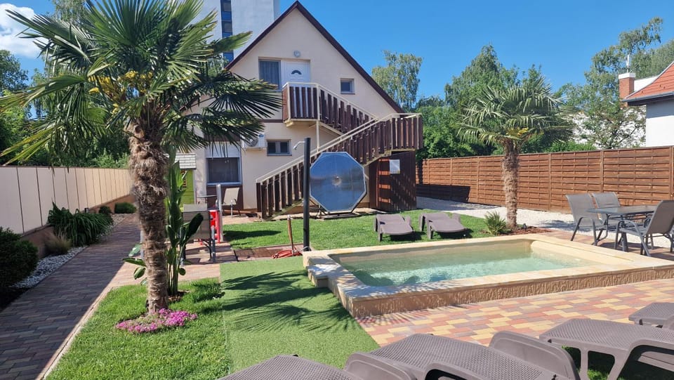 Property building, Garden, Garden, Balcony/Terrace, Pool view, Swimming pool, Swimming pool, sunbed