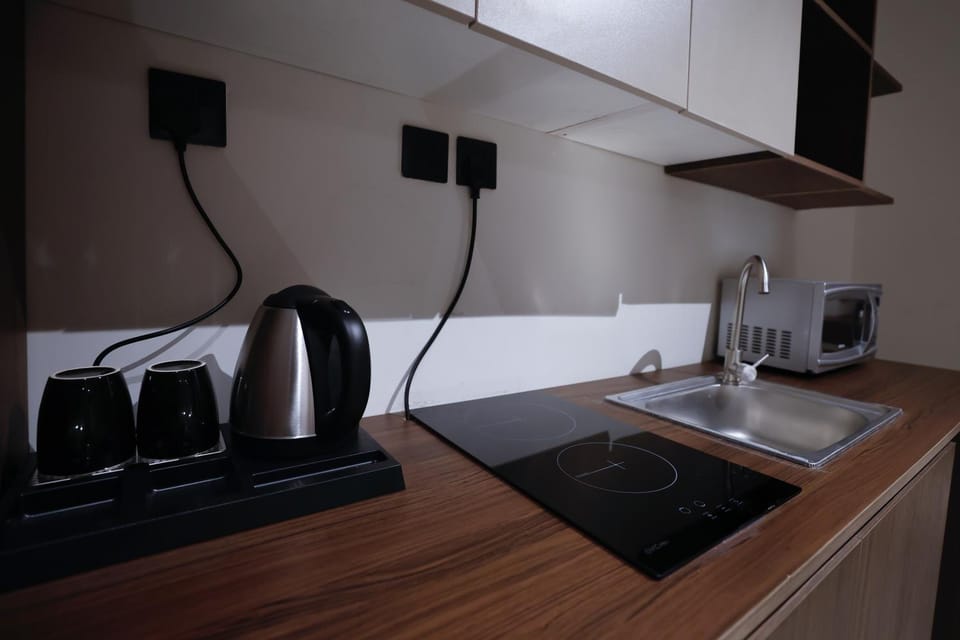 Coffee/tea facilities, Kitchen or kitchenette, stove