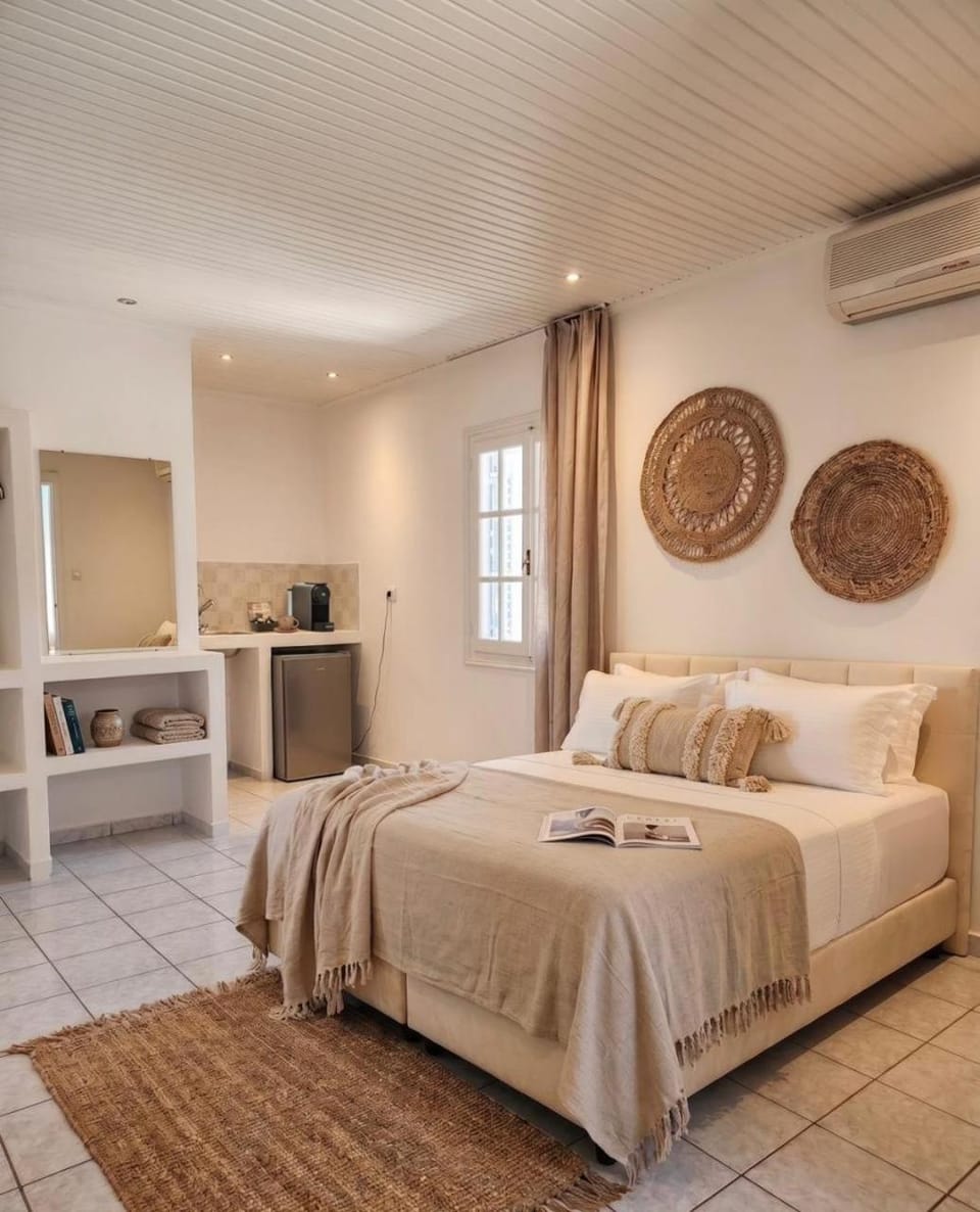 Bed, Photo of the whole room, Bedroom, minibar, air conditioner