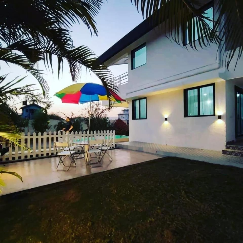 Property building, Patio, Day, Garden, Garden view, Pool view, Swimming pool, sunbed
