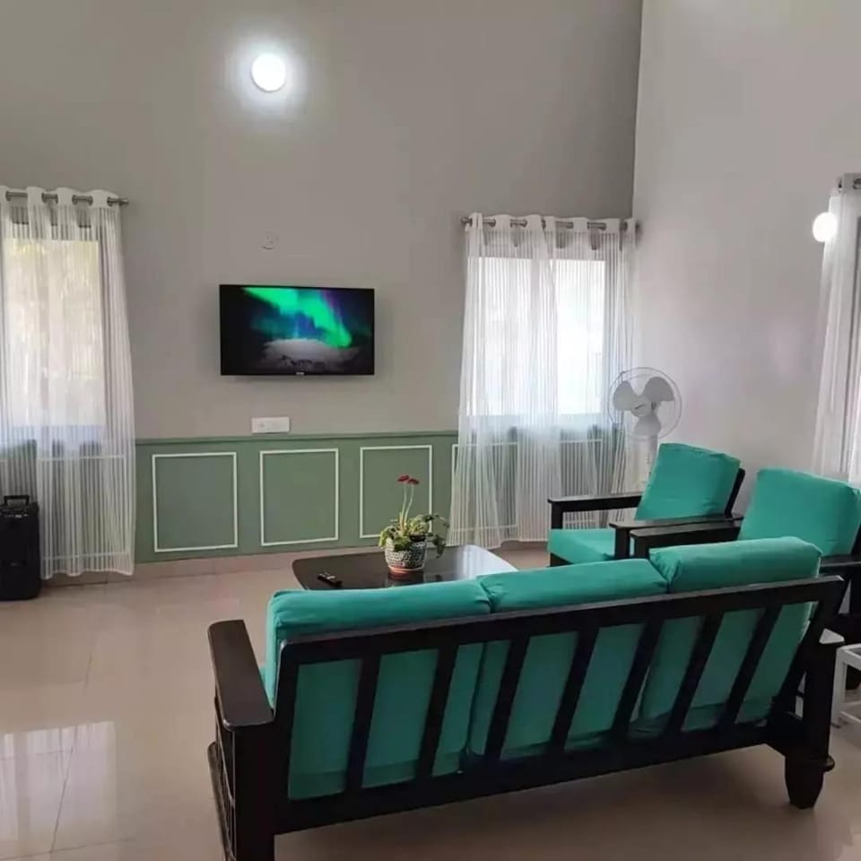Communal lounge/ TV room, TV and multimedia, Living room, Seating area, Evening entertainment