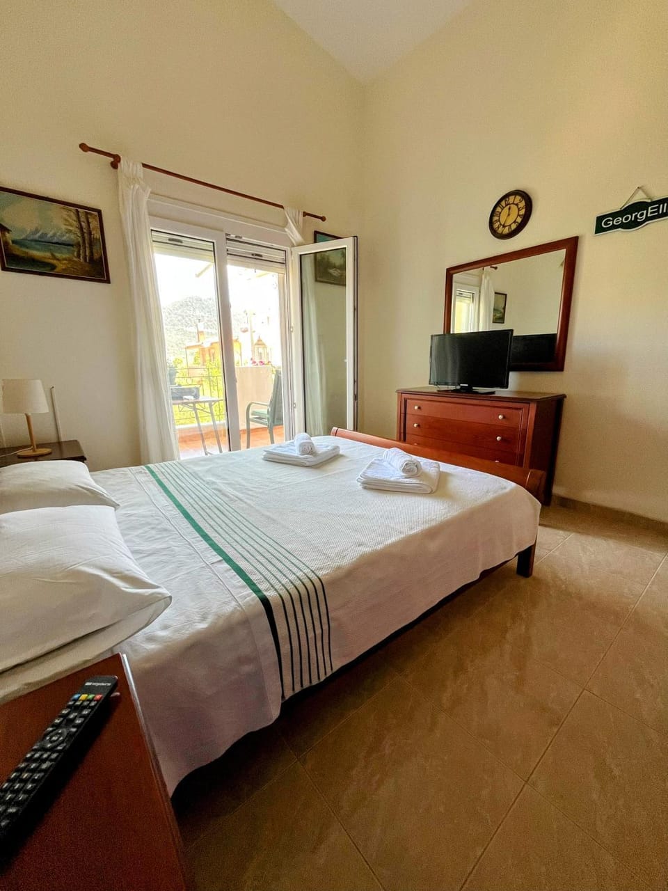 Bed, TV and multimedia, Photo of the whole room, Bedroom