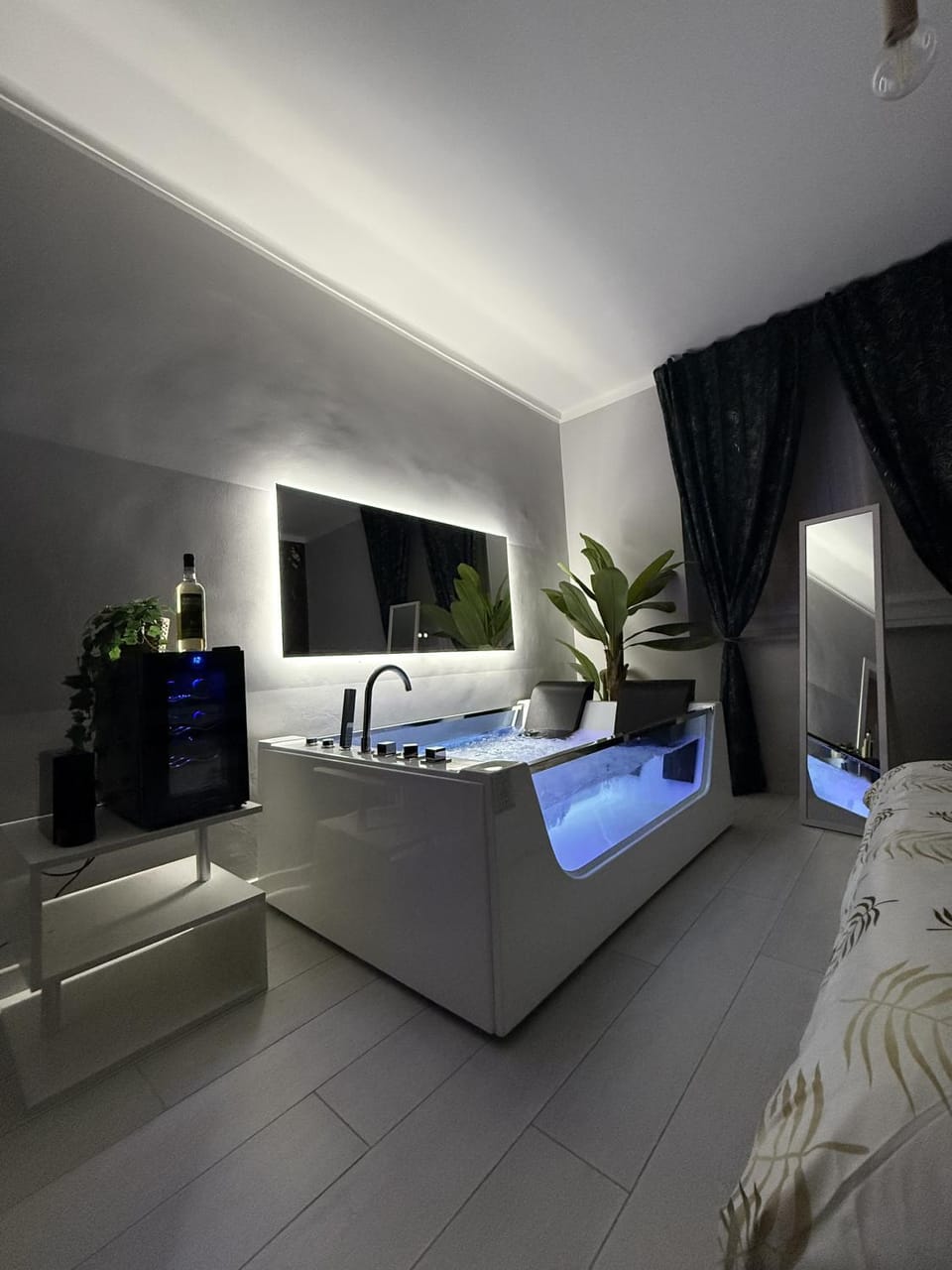 Hot Tub, Bedroom