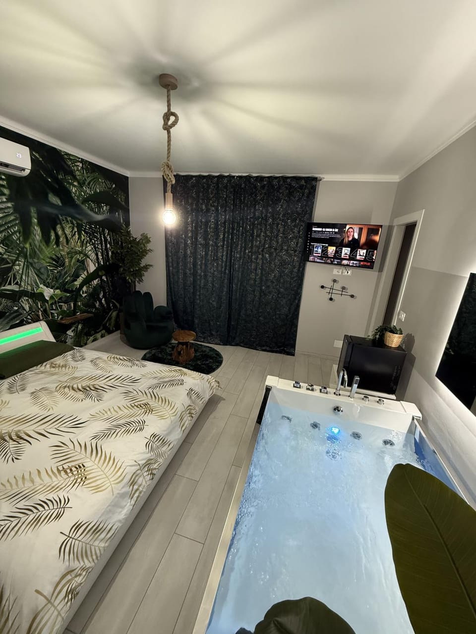 Bed, Hot Tub, TV and multimedia, Bedroom