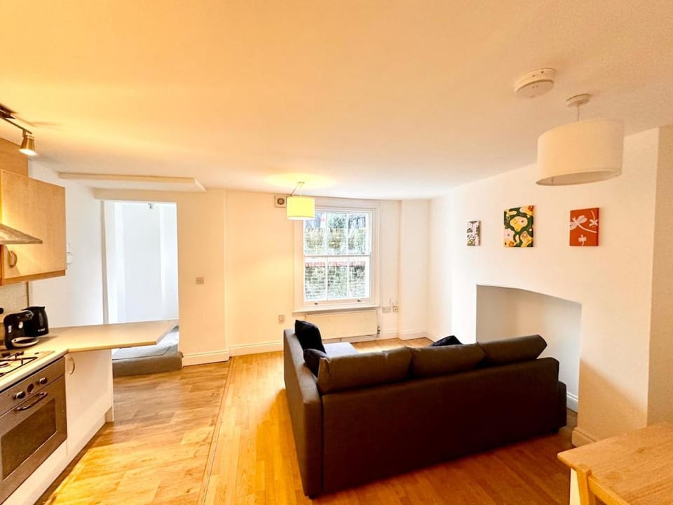 Flat-By Lewisham Train Station Apartment in London Borough of Lewisham