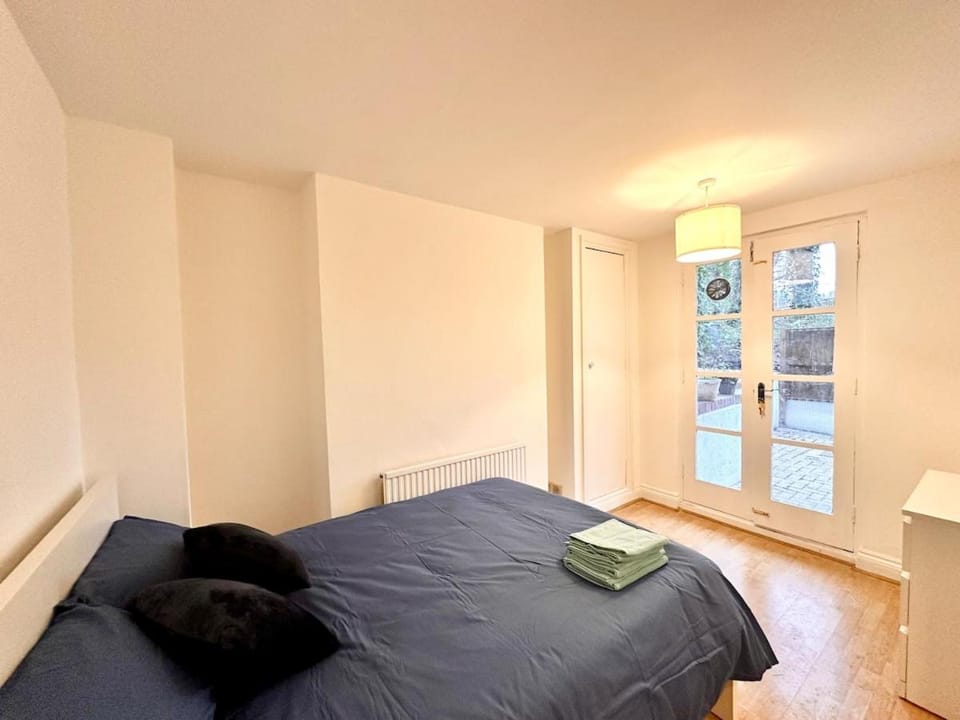 Flat-By Lewisham Train Station Apartment in London Borough of Lewisham
