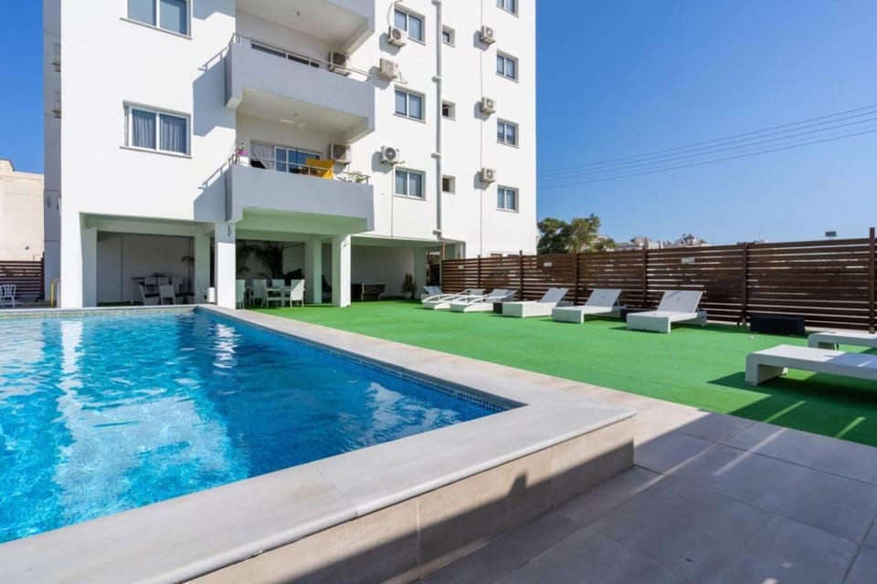 Property building, Day, Balcony/Terrace, Evening entertainment, Pool view, Swimming pool, Swimming pool, sunbed