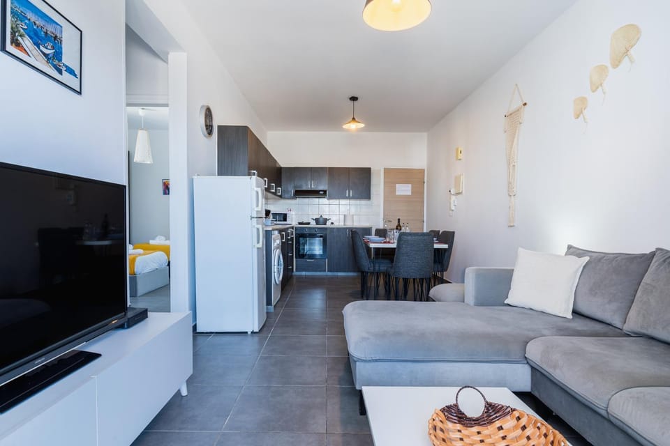 TV and multimedia, Kitchen or kitchenette, Living room, Seating area, Dining area, oven, stove