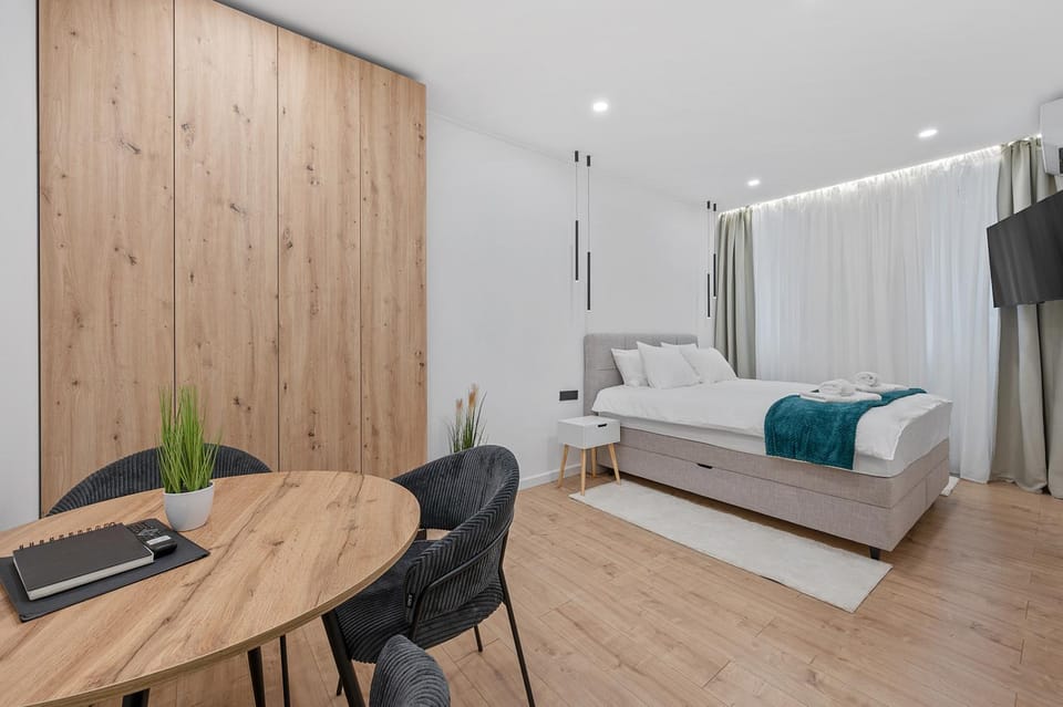 Bed, TV and multimedia, Living room, Photo of the whole room, Seating area, Dining area, Bedroom