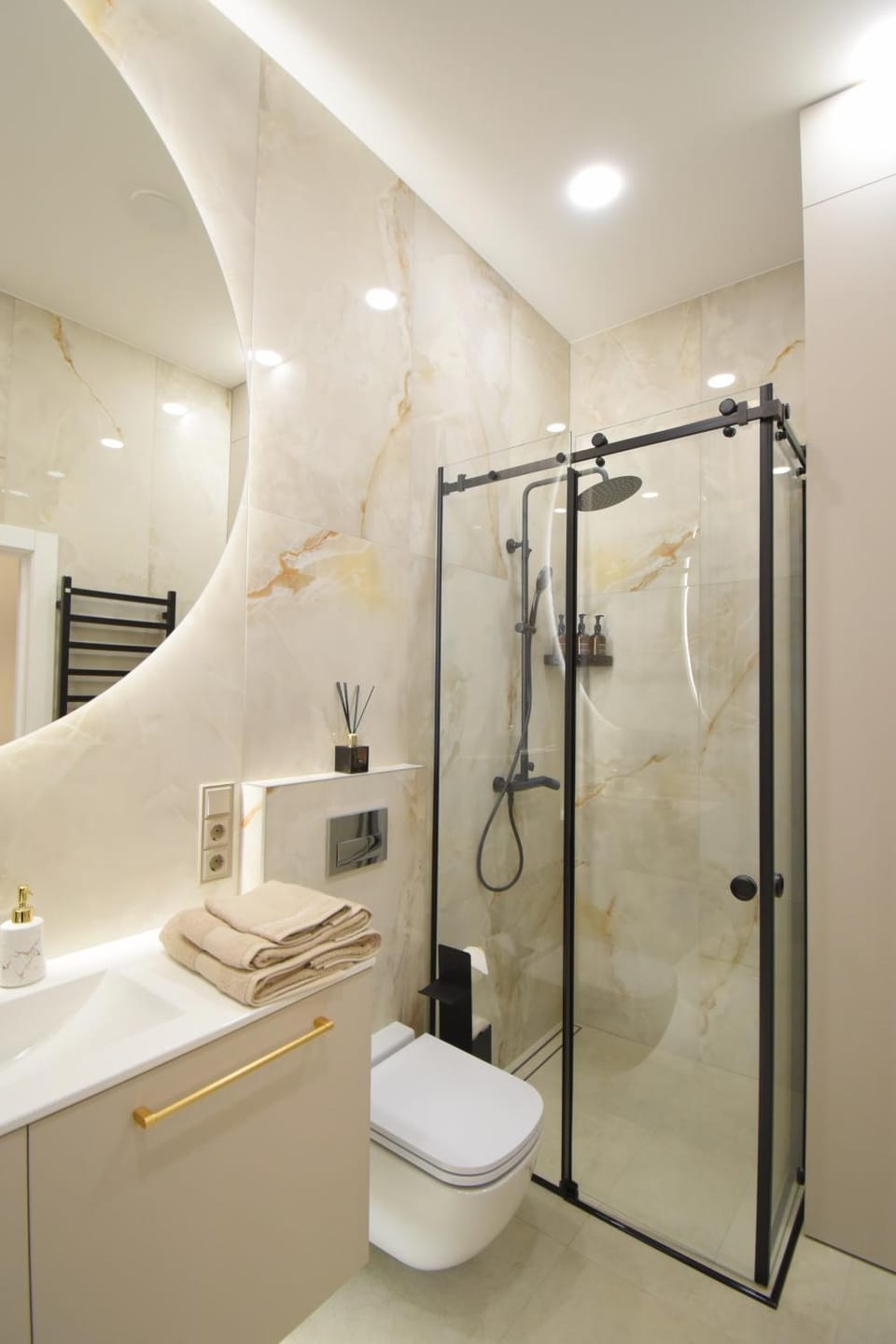 Shower, Toilet, towels