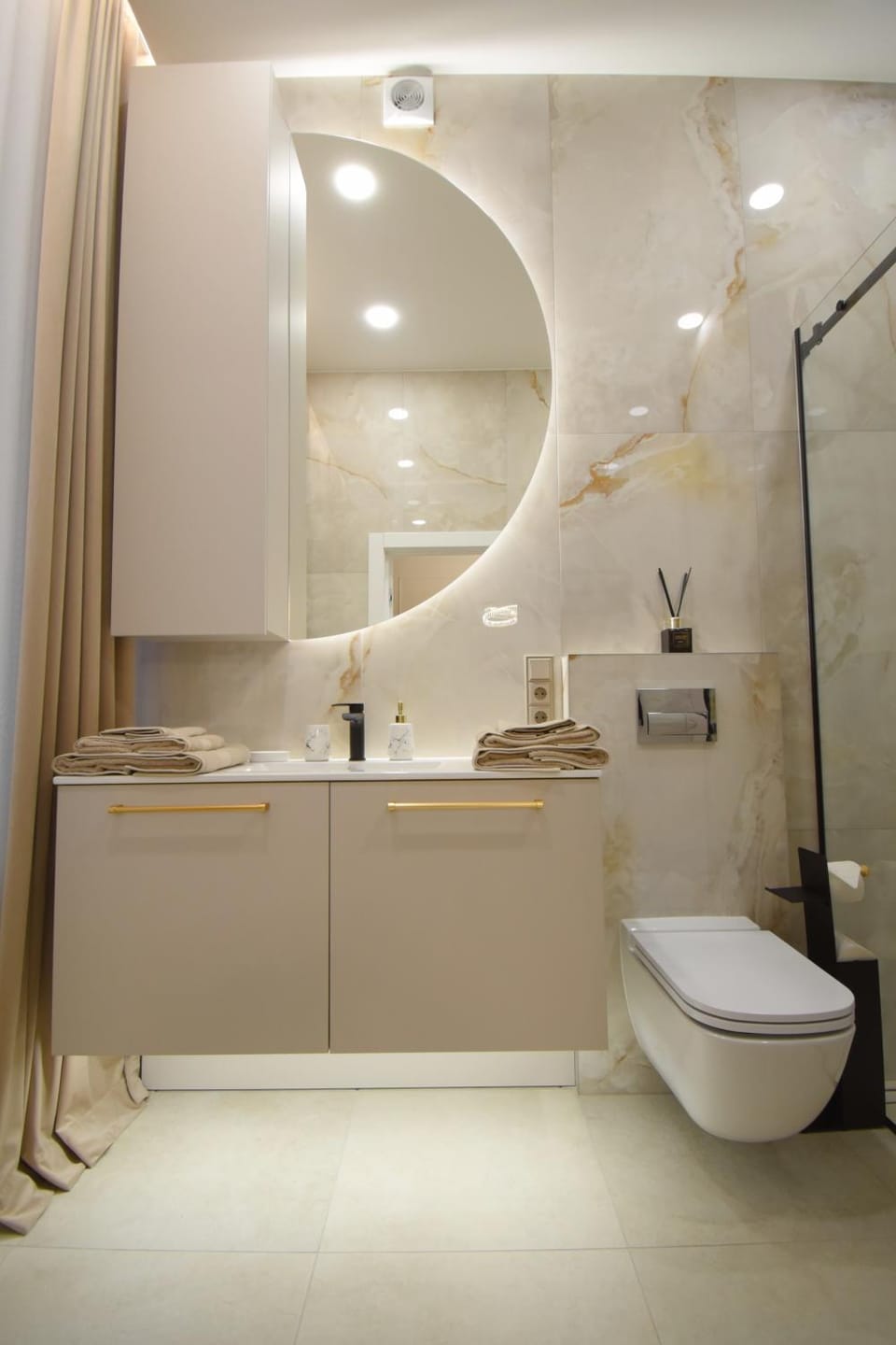 Shower, Toilet, Bathroom, towels