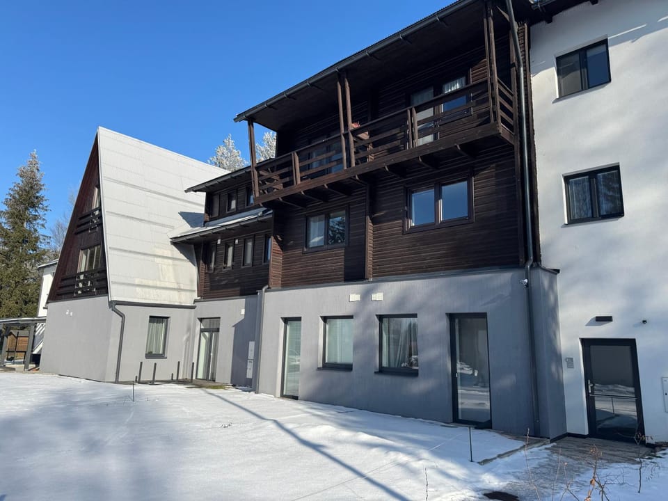 Property building, Facade/entrance, Day