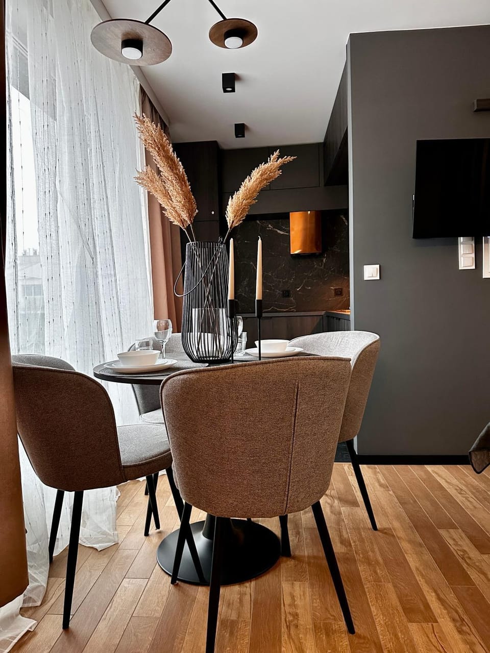 TV and multimedia, Kitchen or kitchenette, Living room, Seating area, Dining area