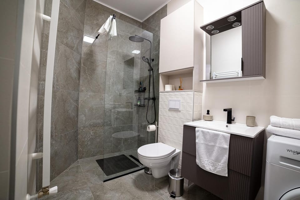 Shower, Toilet, Bathroom, towels