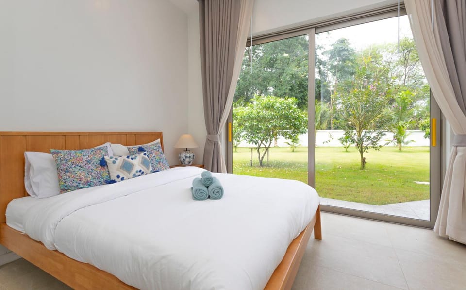 Minimal Luxury Villa HUGE Garden - 10 min to Nimman and Old City Villa in Chiang Mai