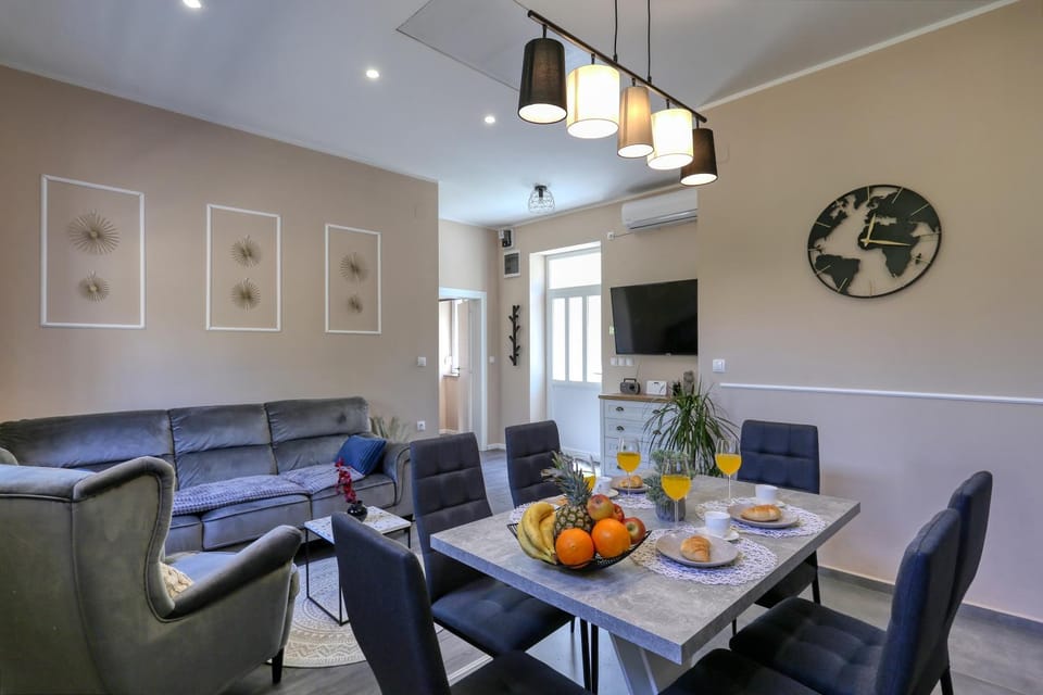 Seating area, kitchen