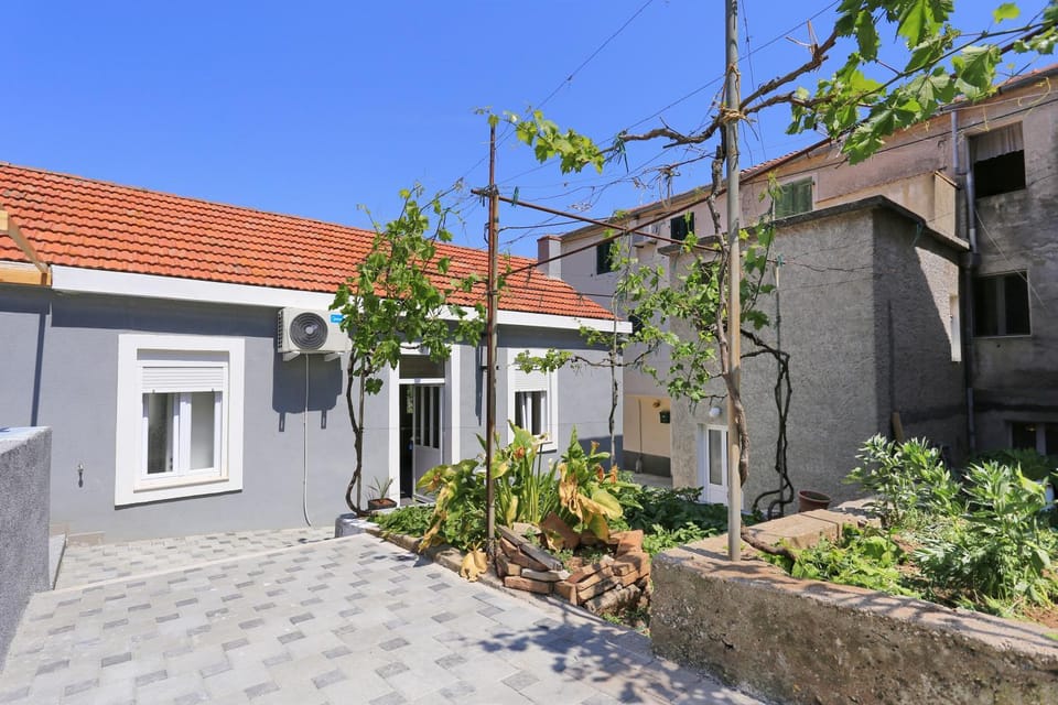 Property building, Day, Neighbourhood, Garden, Balcony/Terrace, Garden view