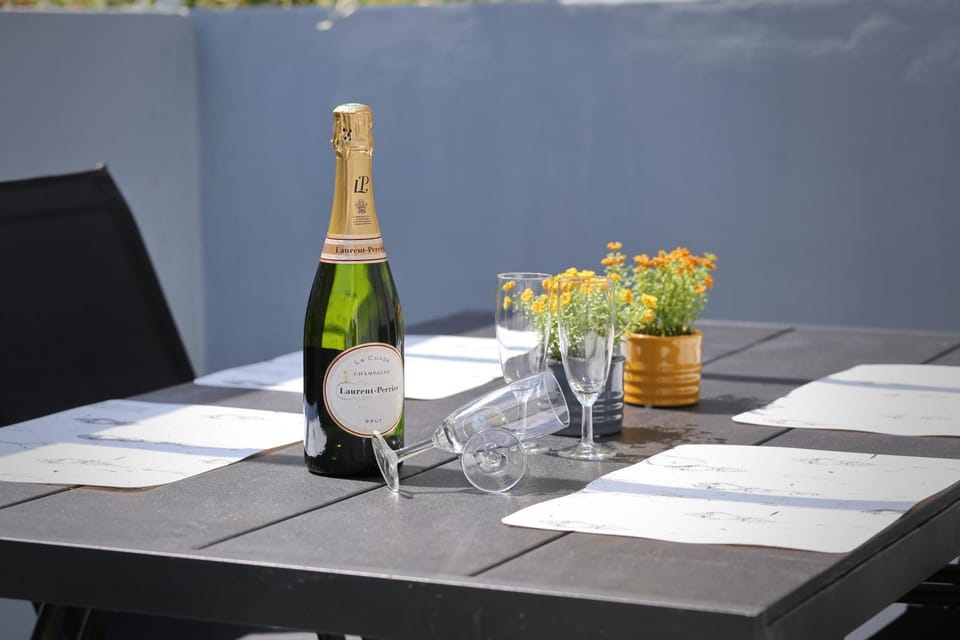 Food and drinks, Dining area, Drinks, Alcoholic drinks