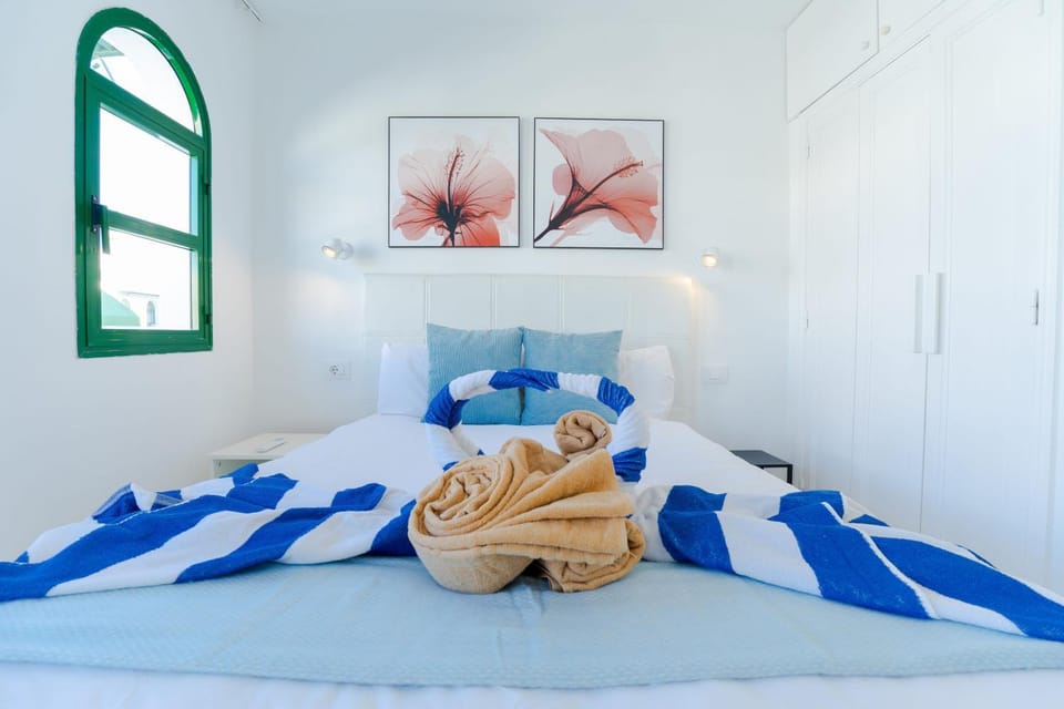 Bed, Photo of the whole room, Bedroom, towels