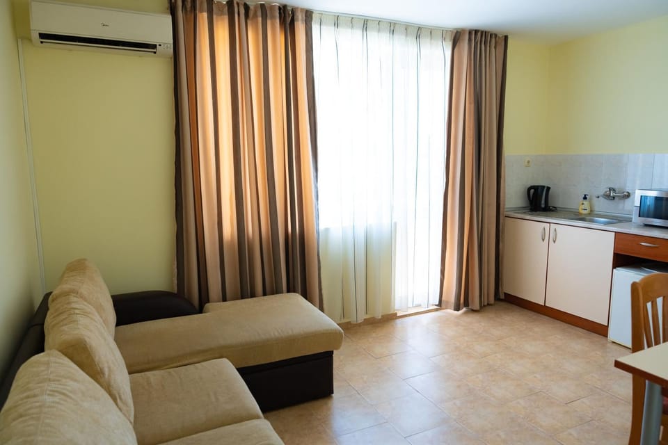 Kitchen or kitchenette, Living room, Seating area, microwave, air conditioner