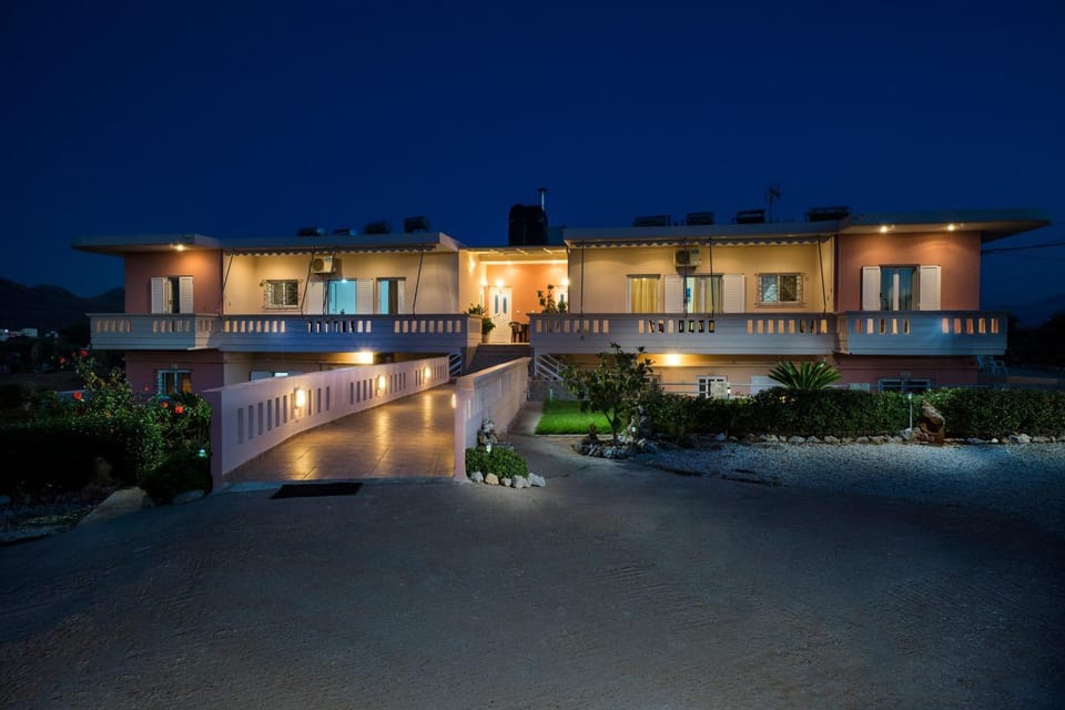 Facade/entrance, Night, Garden