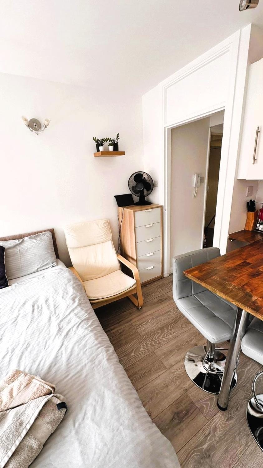 Bed, Photo of the whole room, Seating area, Dining area, Bedroom