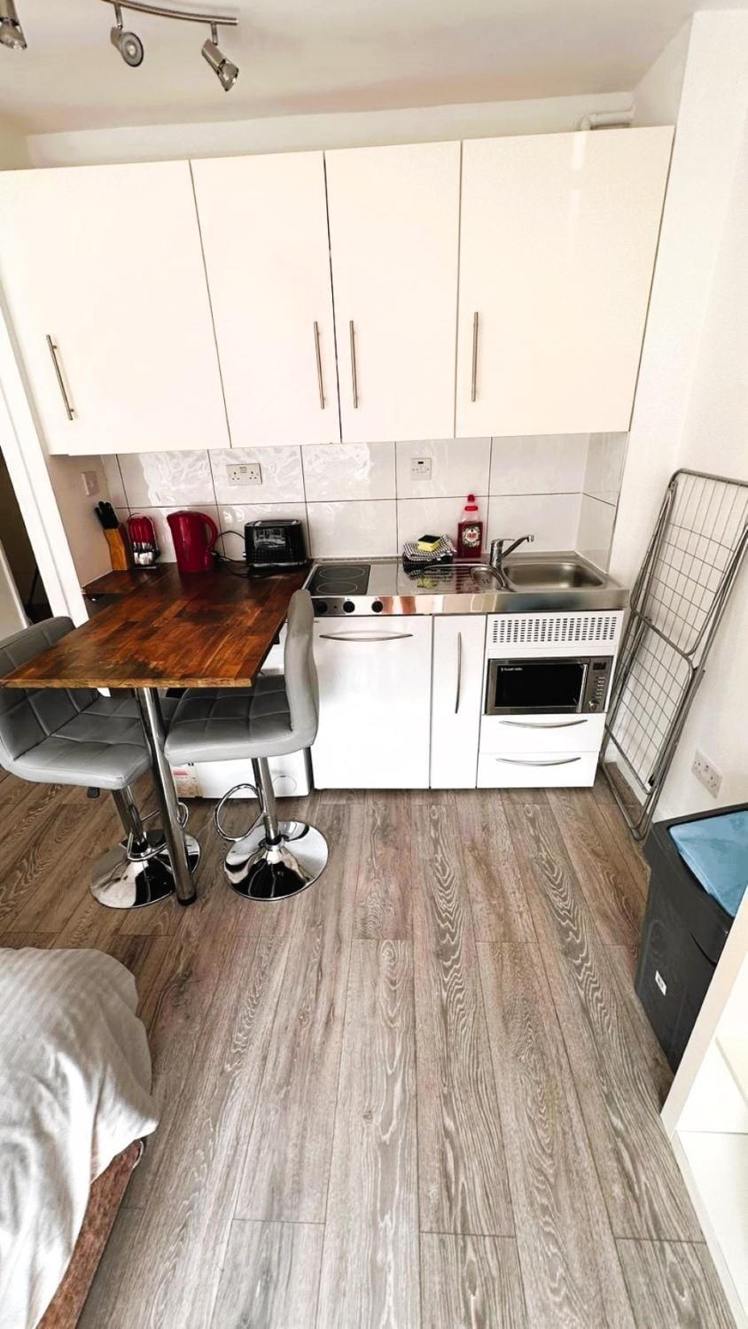 Kitchen or kitchenette, Dining area, stove
